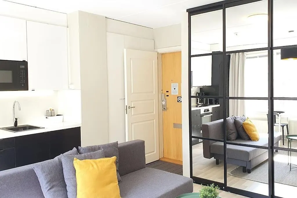 Modern One-Bedroom With Glazed Sun Balcony, 350M Metro Helsinky Apartmán
